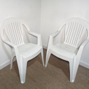 Lot de 2 chaises de jardin en plastique blanc