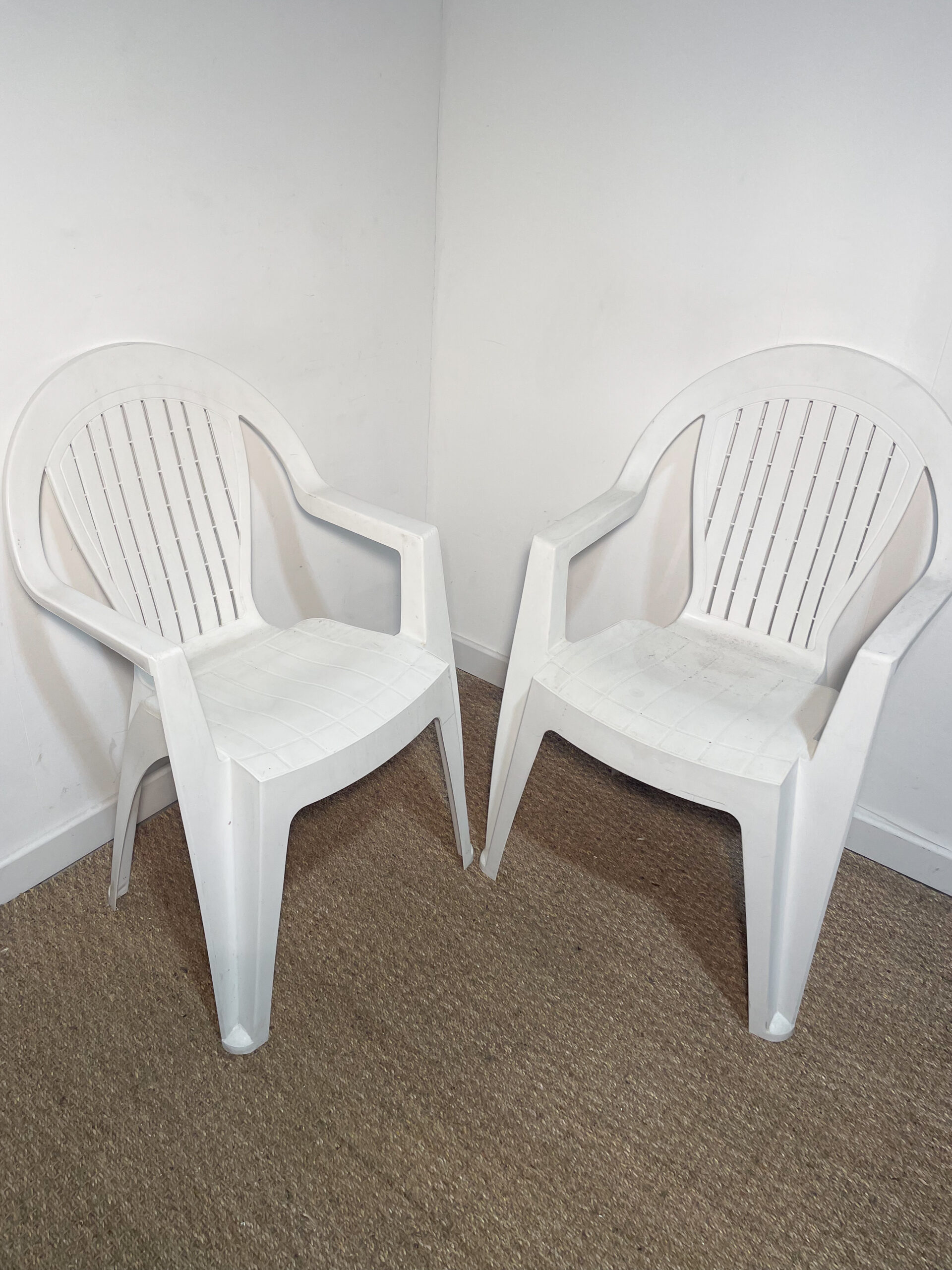 Lot de 2 chaises de jardin en plastique blanc