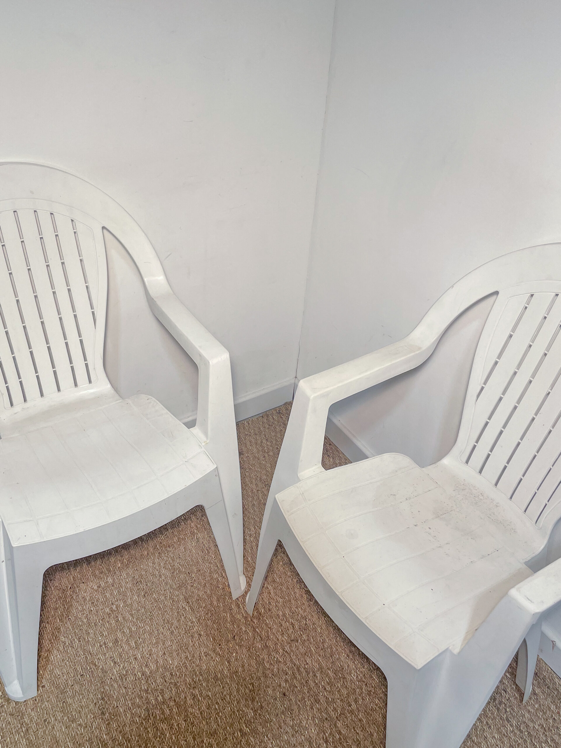 Lot de 2 chaises de jardin en plastique blanc – Image 2