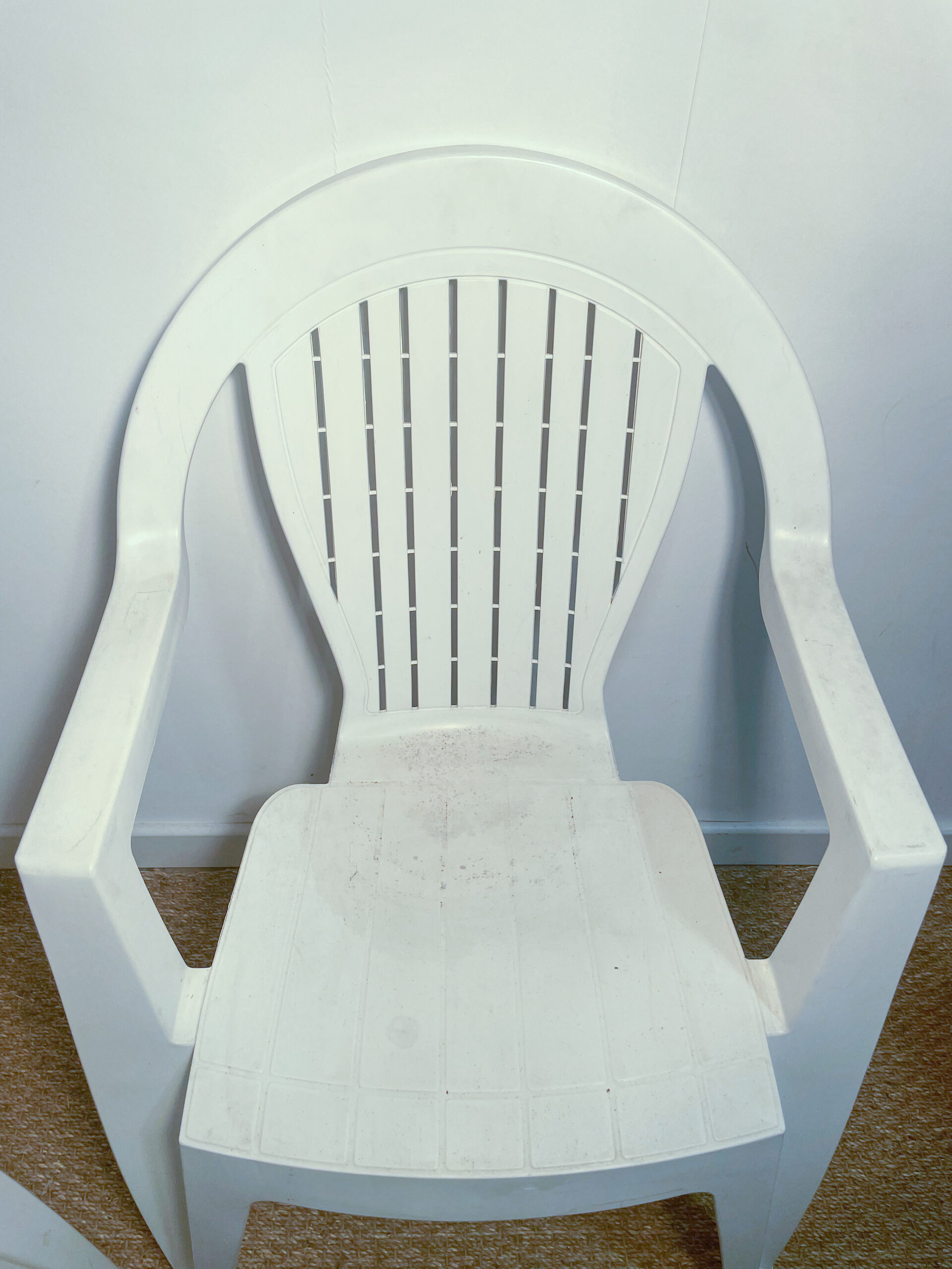 Lot de 2 chaises de jardin en plastique blanc – Image 3