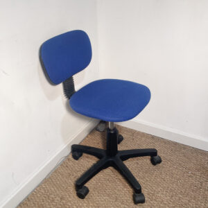 Chaise à roulettes en tissu bleu