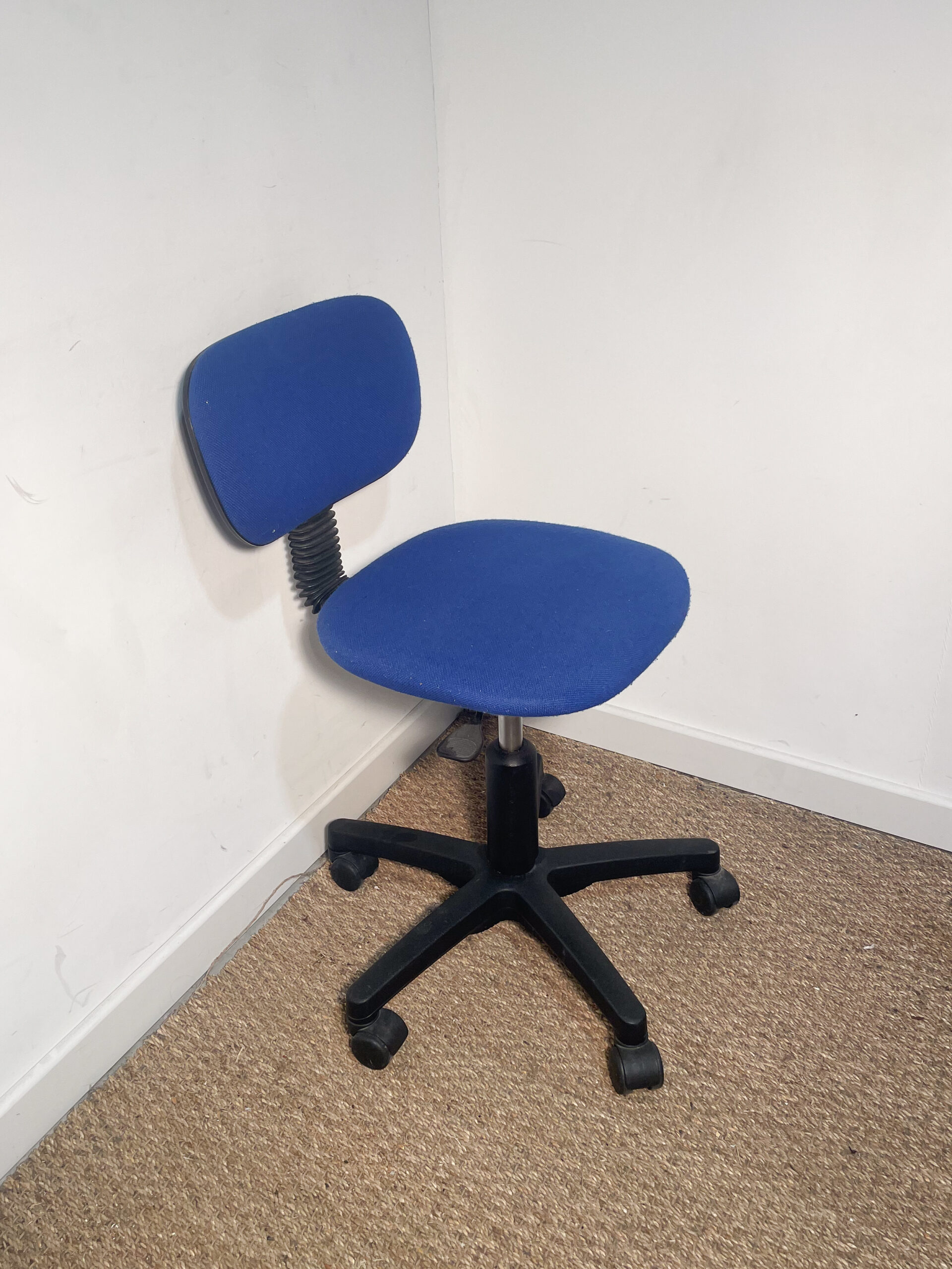 Chaise à roulettes en tissu bleu