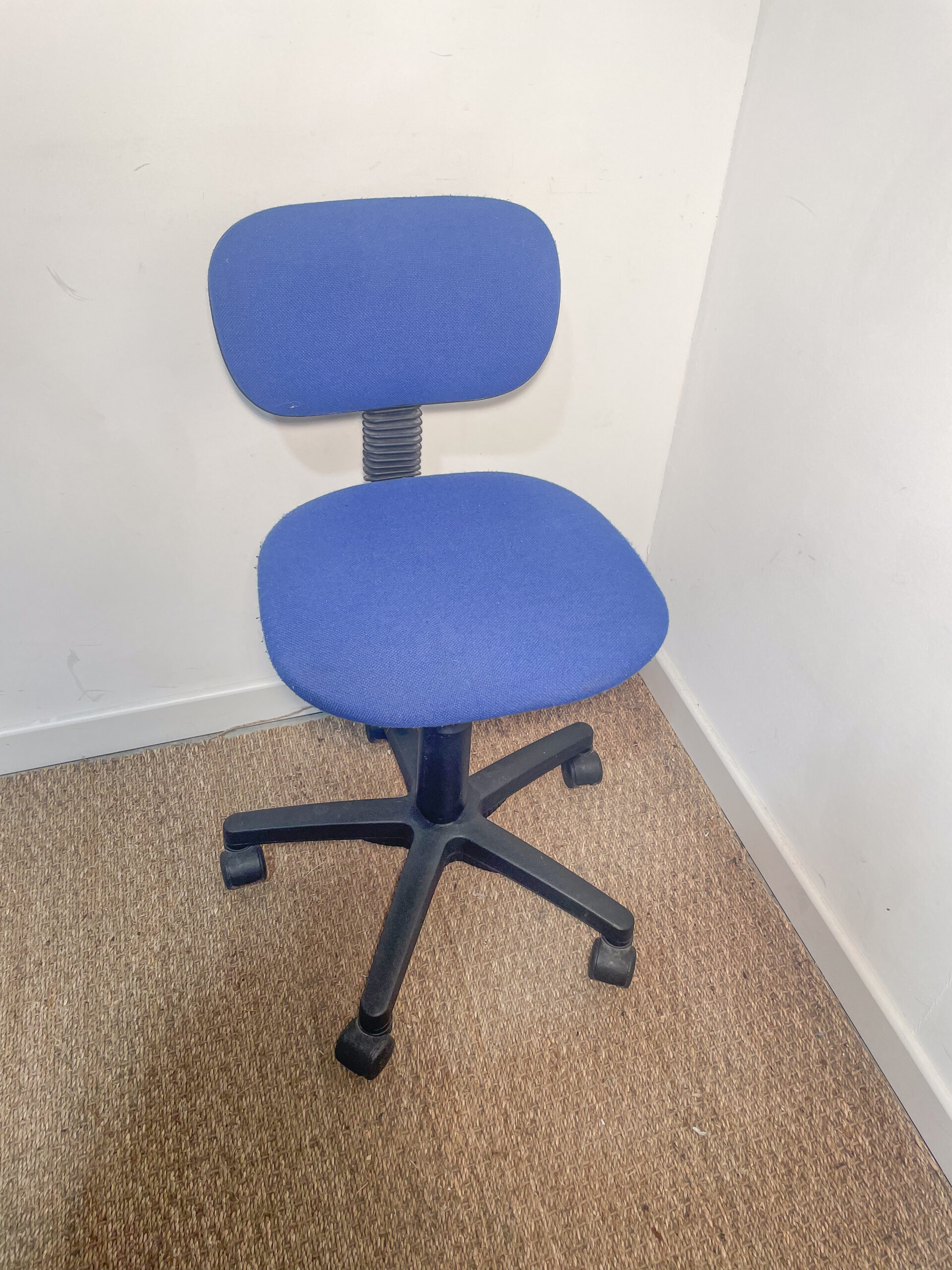 Chaise à roulettes en tissu bleu – Image 2