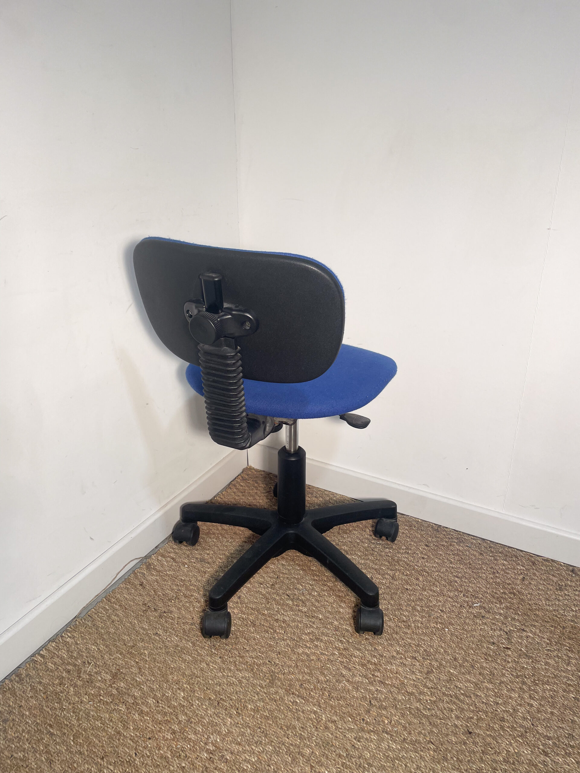 Chaise à roulettes en tissu bleu – Image 3