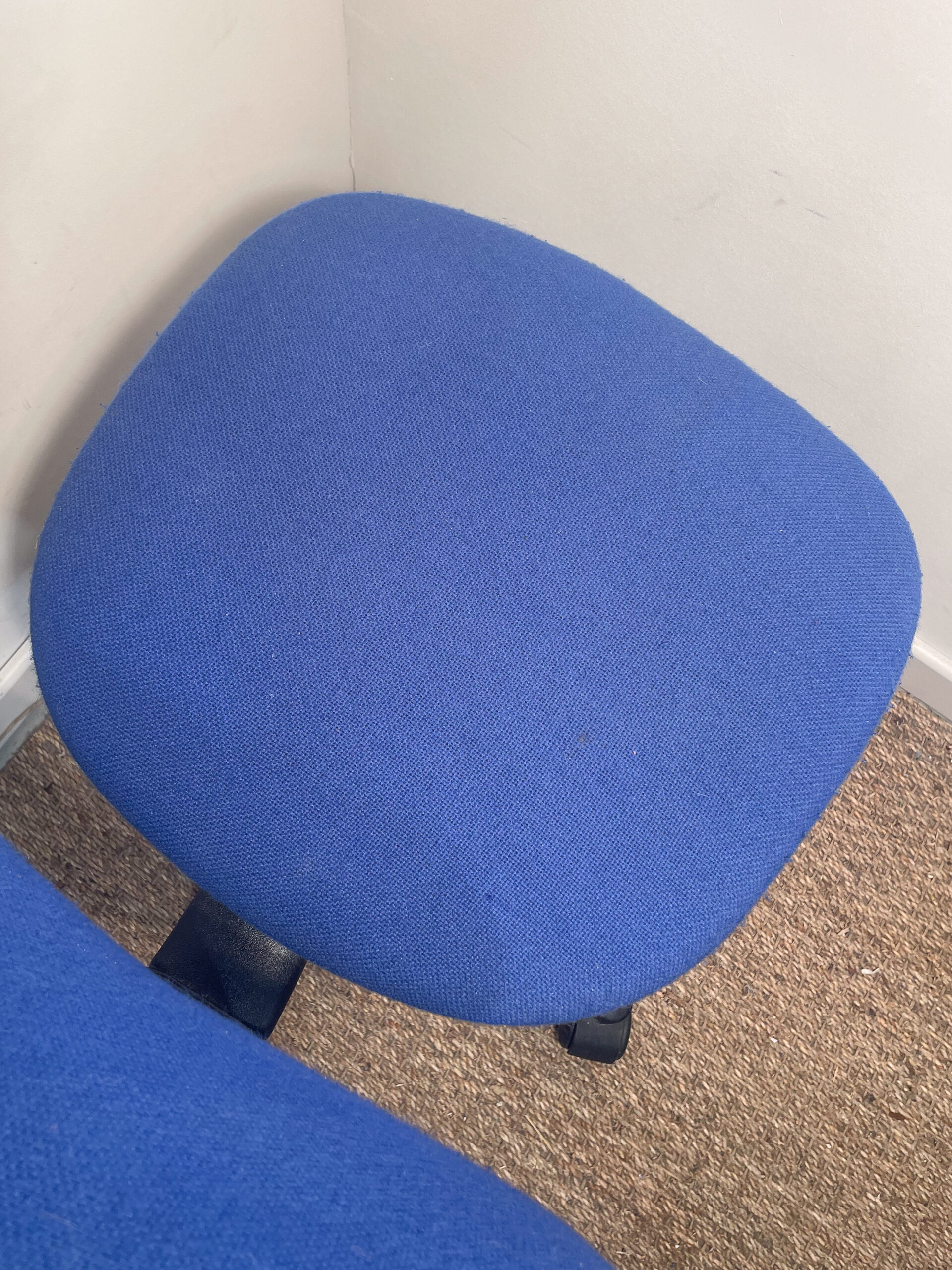 Chaise à roulettes en tissu bleu – Image 5