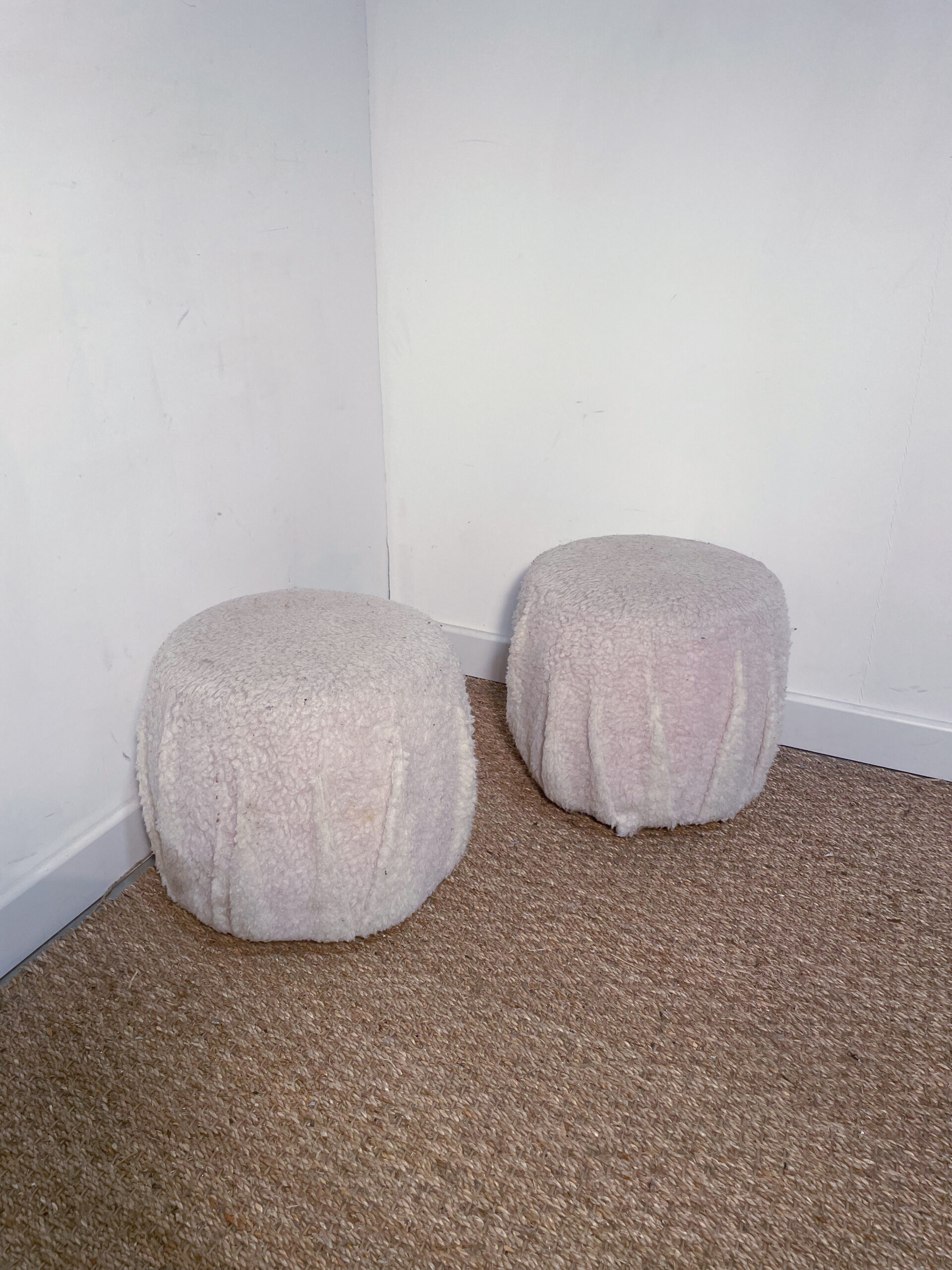 Lot de 2 petits poufs (cuir rose recouvert)